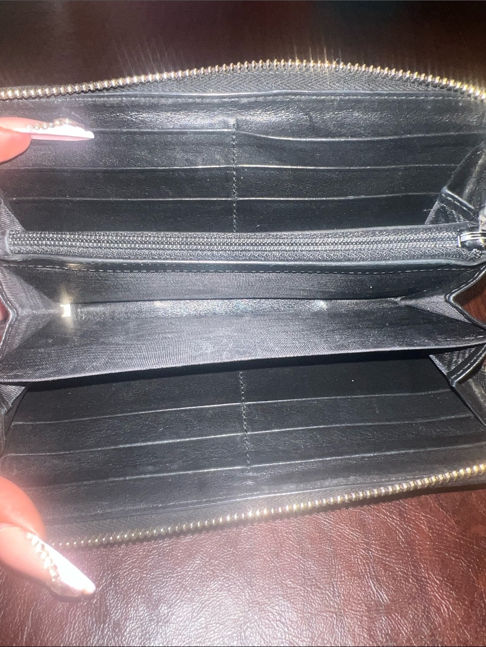 Gucci Black GG-Embossed Leather Zip Wallet with Gold Plaque - Picture 10 of 13
